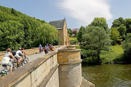 An der alten Werrabrücke in Creuzburg mit Liboriuskapelle im Hintergrund entlang des Werratal-Radweges