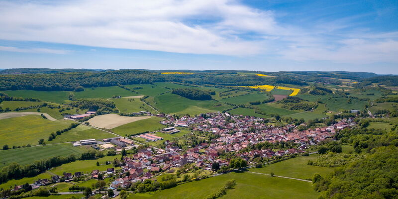 Blick auf Ifta aus der Vogelperspektive - im Hintergrund links ist der ehemalige Grenzturm am P21 zu sehen