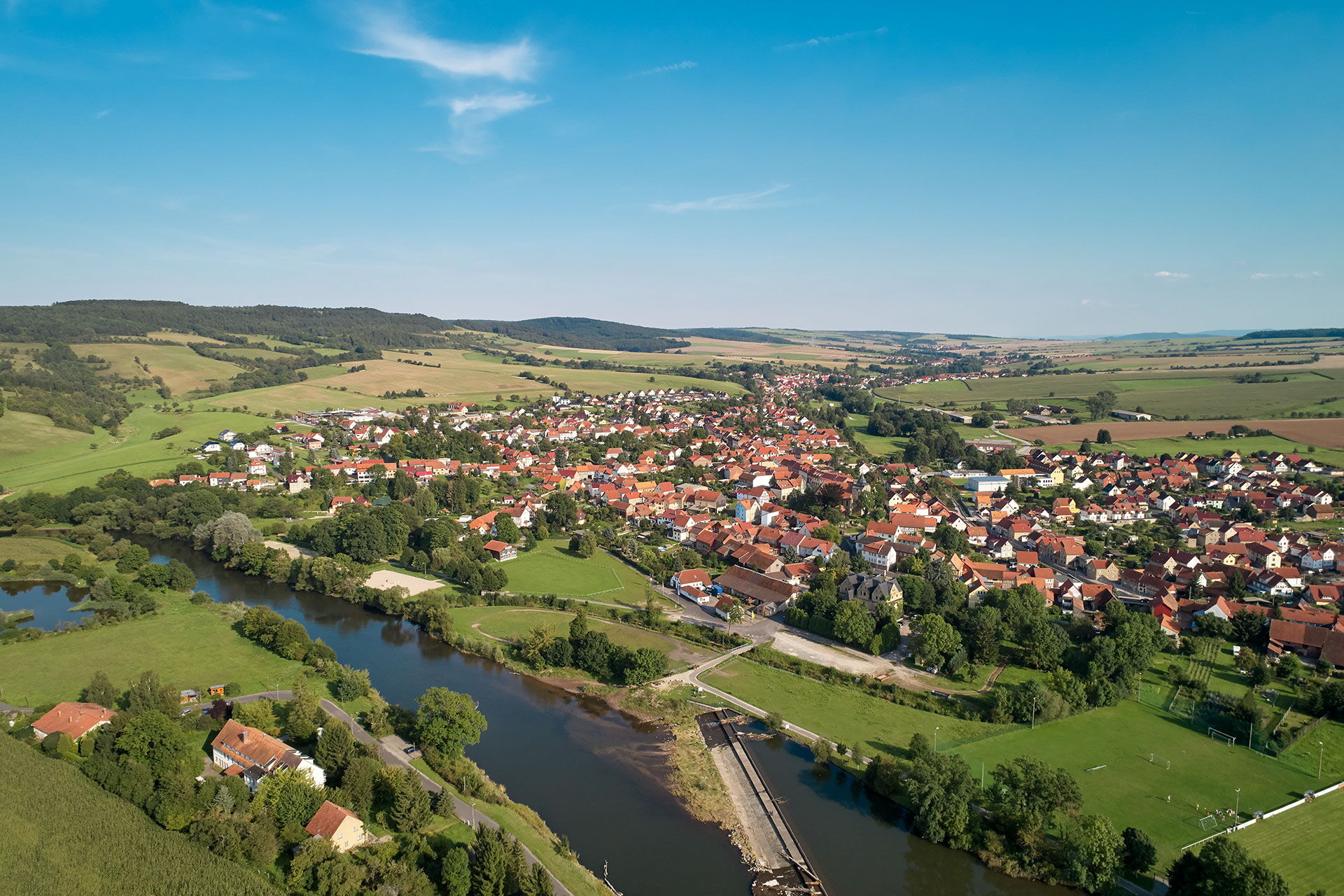 Drohnenaufnahme mit Blick auf Mihla im Werratal - im Hintergrund ist der Hainich zu sehen