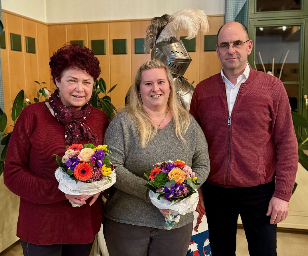 Doreen Peuker und Irina Kiel sind neue Schiedspersonen für Treffurt - hier mit Bürgermeister Michael Reinz