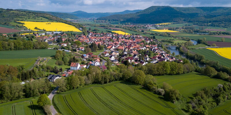 Blick auf Großburschla mit Werra aus der Vogelperspektive